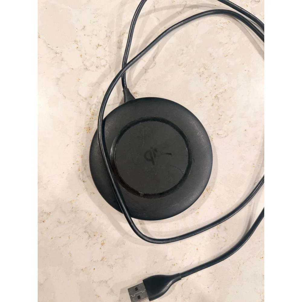 Insignia Fast Charge Wireless Charging Pad Black Qi-Enabled NS-MWPC10CU